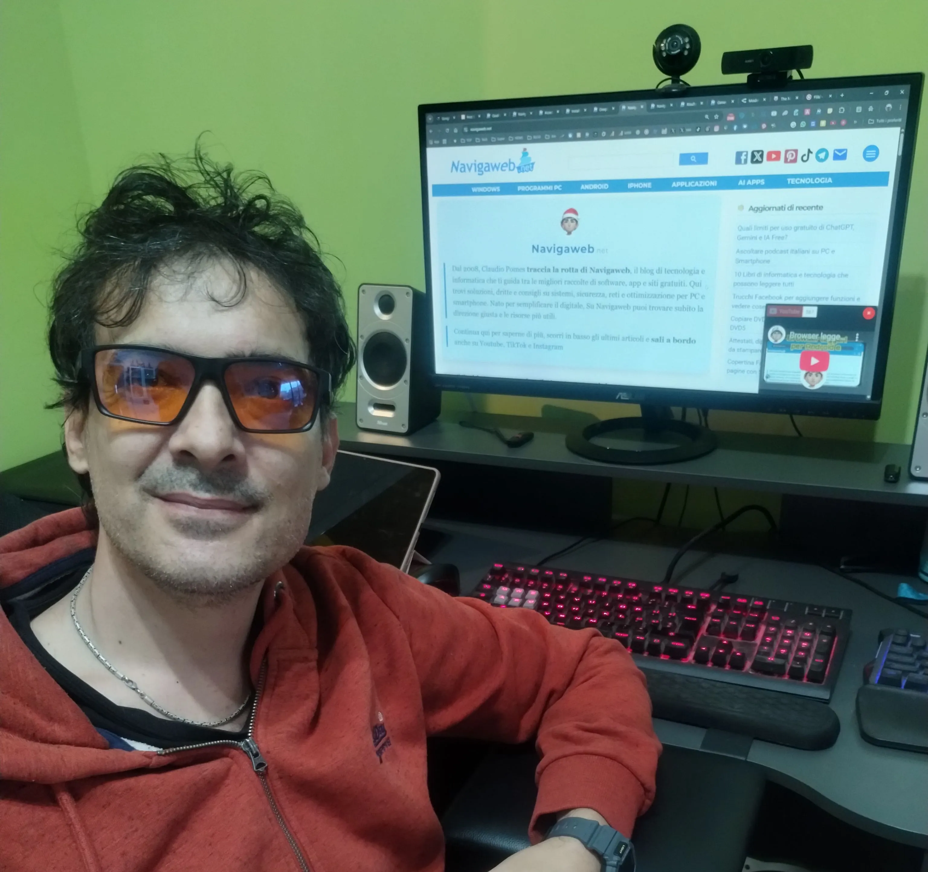 Closeup of Claudio Pomes, founder of Navigaweb, working from his home office in Rome, where he writes and updates articles for his Italian readers.